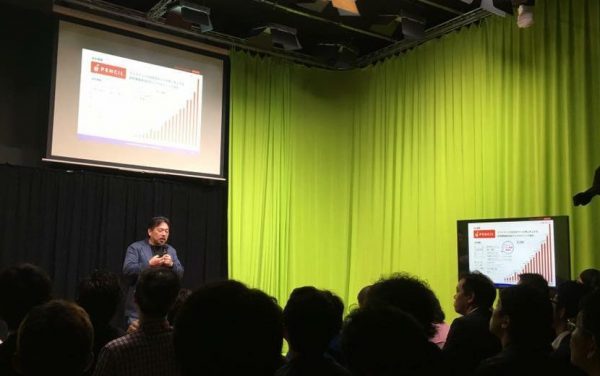 クロマキーの後ろには、125インチの大型スクリーンが常設。 お客様を迎えてのセミナーの収録や、セミナーのライブ配信も可能です。