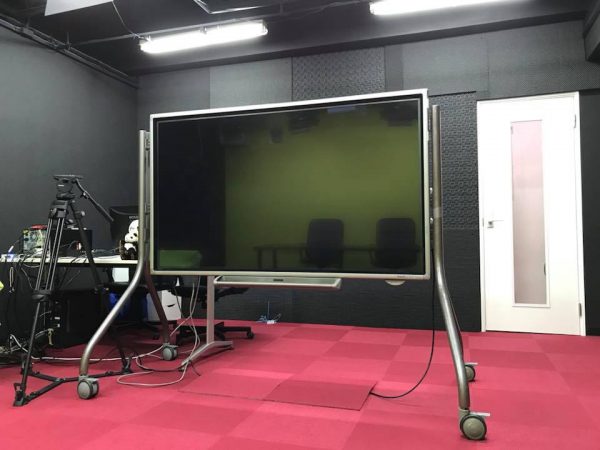 70インチタッチディスプレイ（撮影時に返しモニターとしても利用可能）