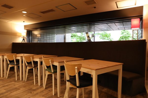 アーチ型のソファーの座り心地は病みつきになります。