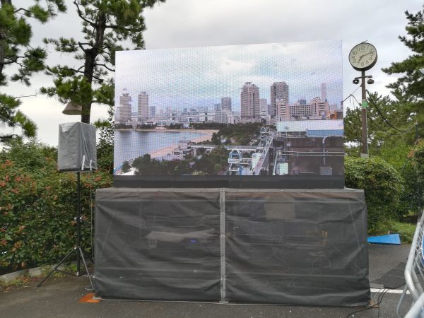 160インチLEDディスプレイの本番前の画面です。