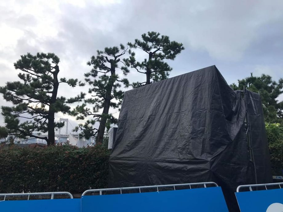 前日設営完了後の雨対策です。